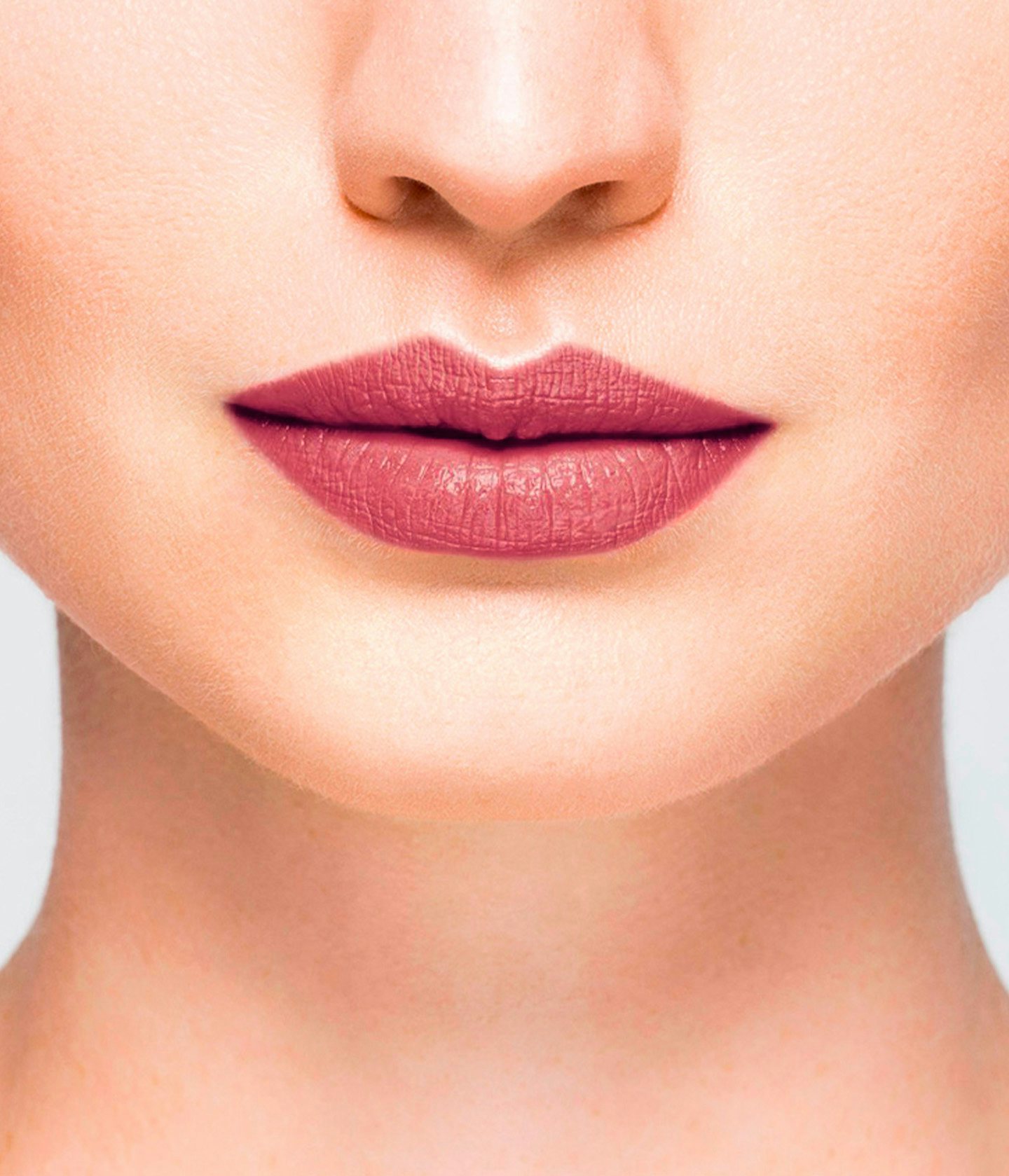 La bouche rouge Le Baume Kelly sur les lèvres d’un mannequin à la peau claire 