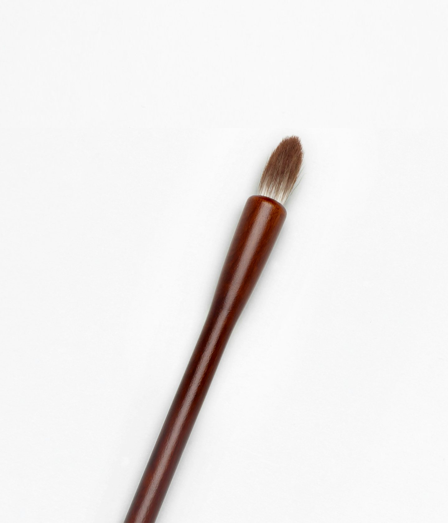 La bouche rouge eyeshadow blender brush zoomed in on the hairs of the brush