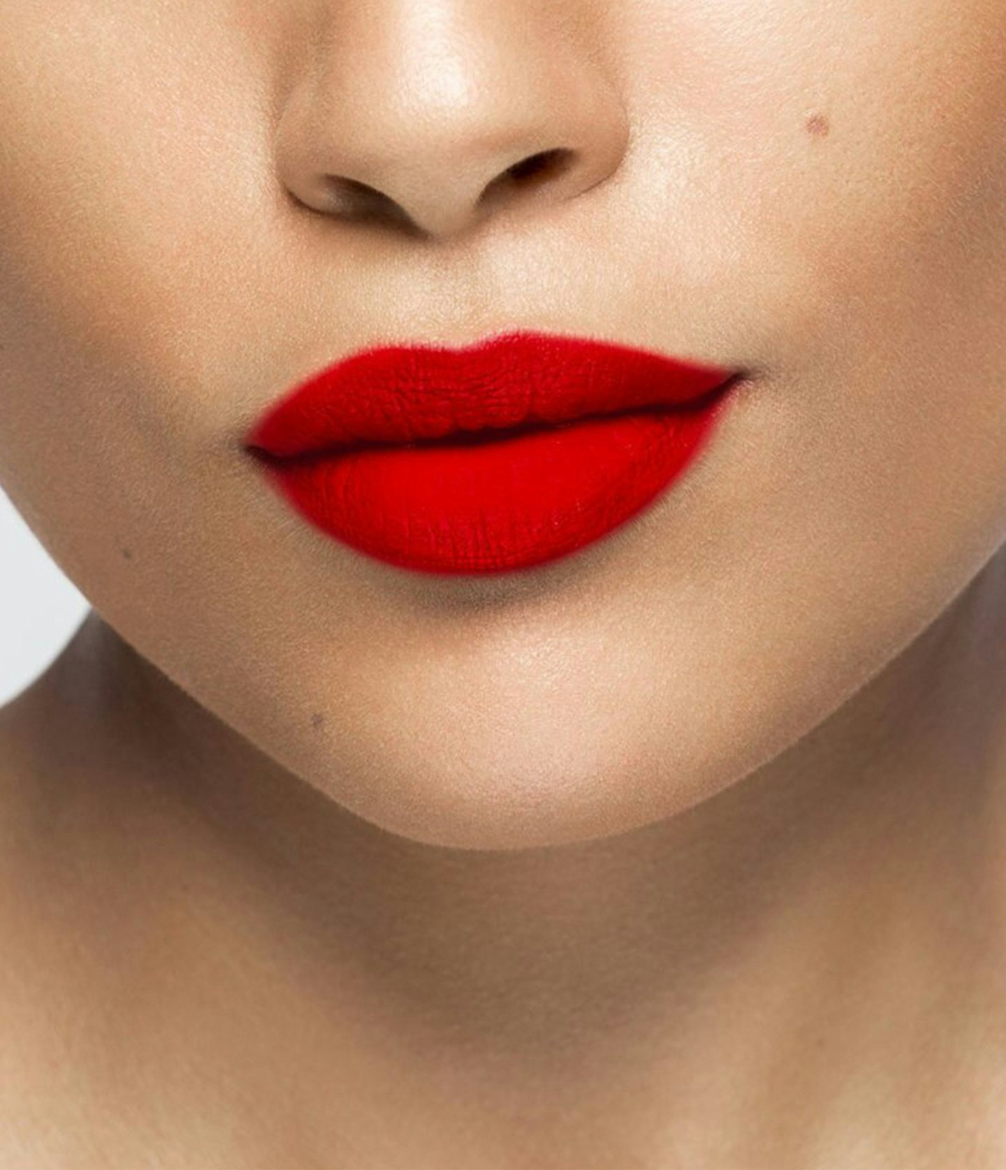 La bouche rouge rouge à lèvres Le Rouge Vendôme sur les lèvres d’un mannequin à la peau au teint moyen 