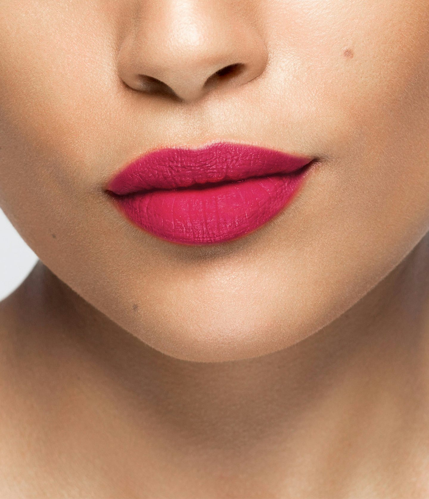 La bouche rouge rouge à lèvres Princess Pink sur les lèvres d’un mannequin à la peau au teint moyen 