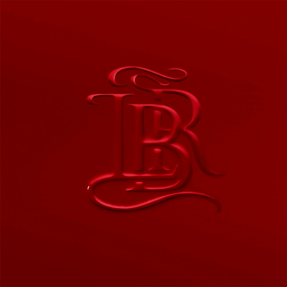 La bouche rouge nuance du rouge à lèvres Burgundy avec le logo 