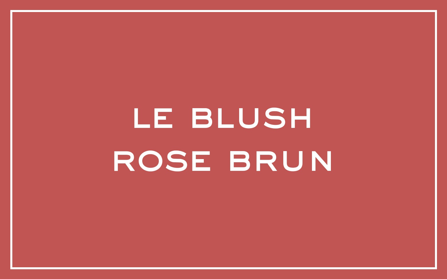 La bouche rouge nuance Le Blush Rose Brun avec du texte