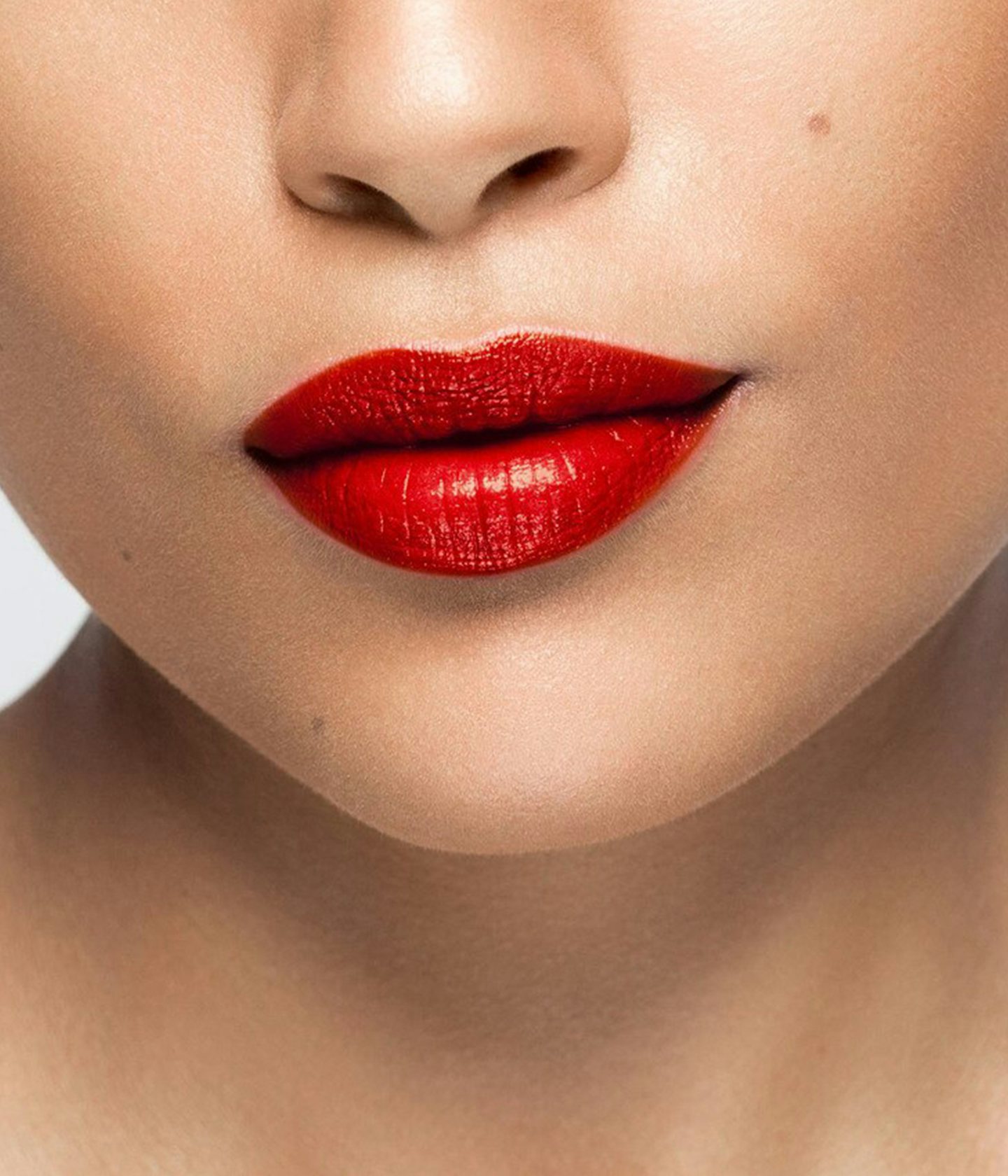 La bouche rouge Le Doré lipstick shade on the lips of a medium skin model