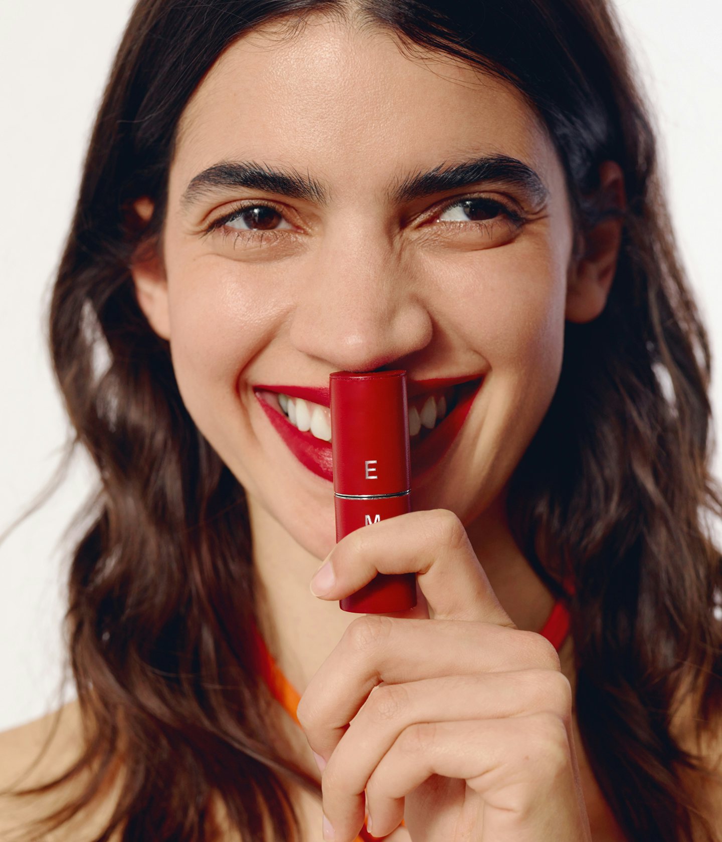 La bouche rouge campagne "funny faces" mannequin portant la teinte de rouge à lèvres Pop Art Red avec l'étui en cuir rouge