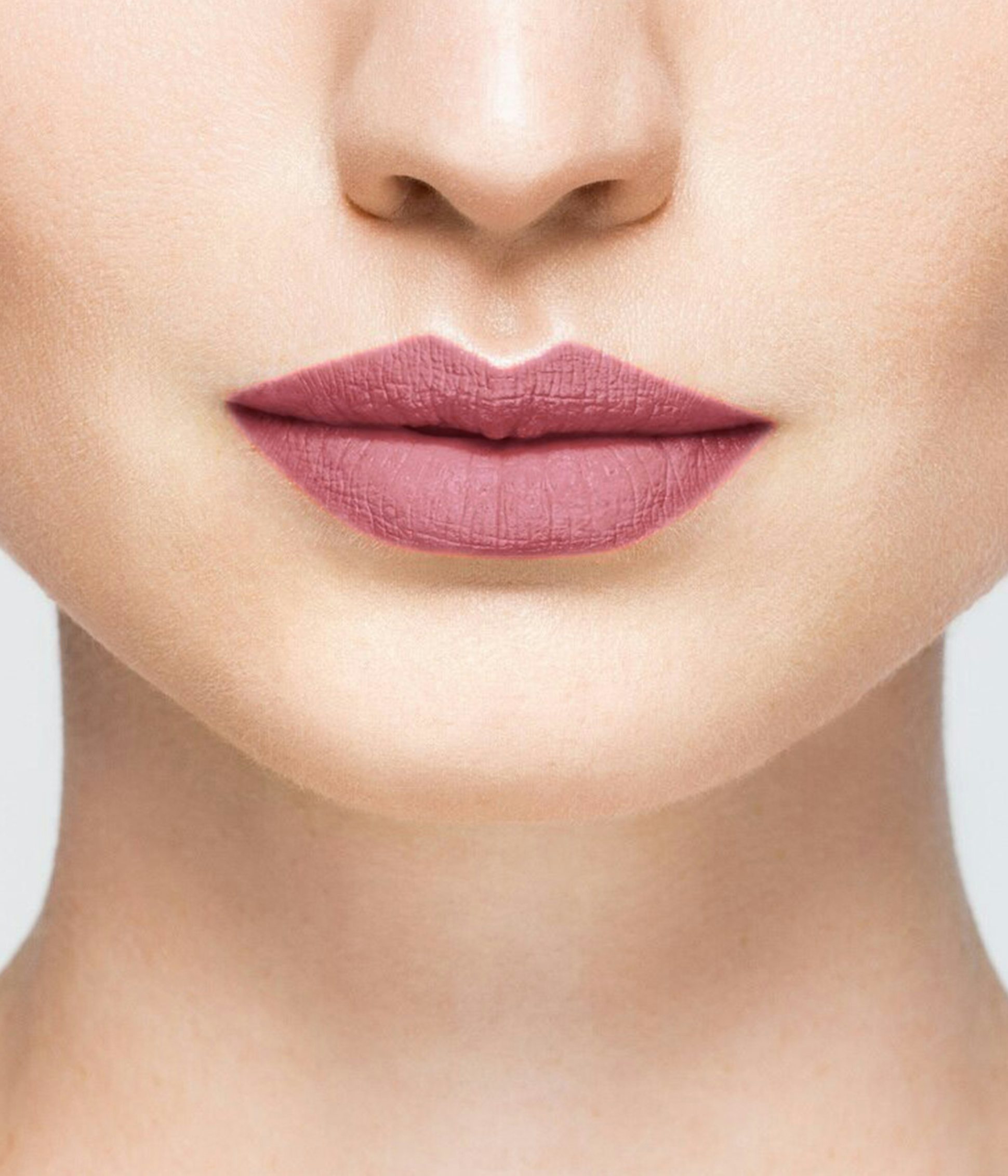 La bouche rouge Le Nude Rosie lipstick shade on the lips of a fair skin model