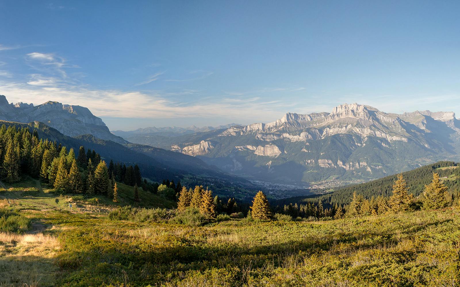 La Ferme du Golf en été - Hôtel et Restaurant en montagne