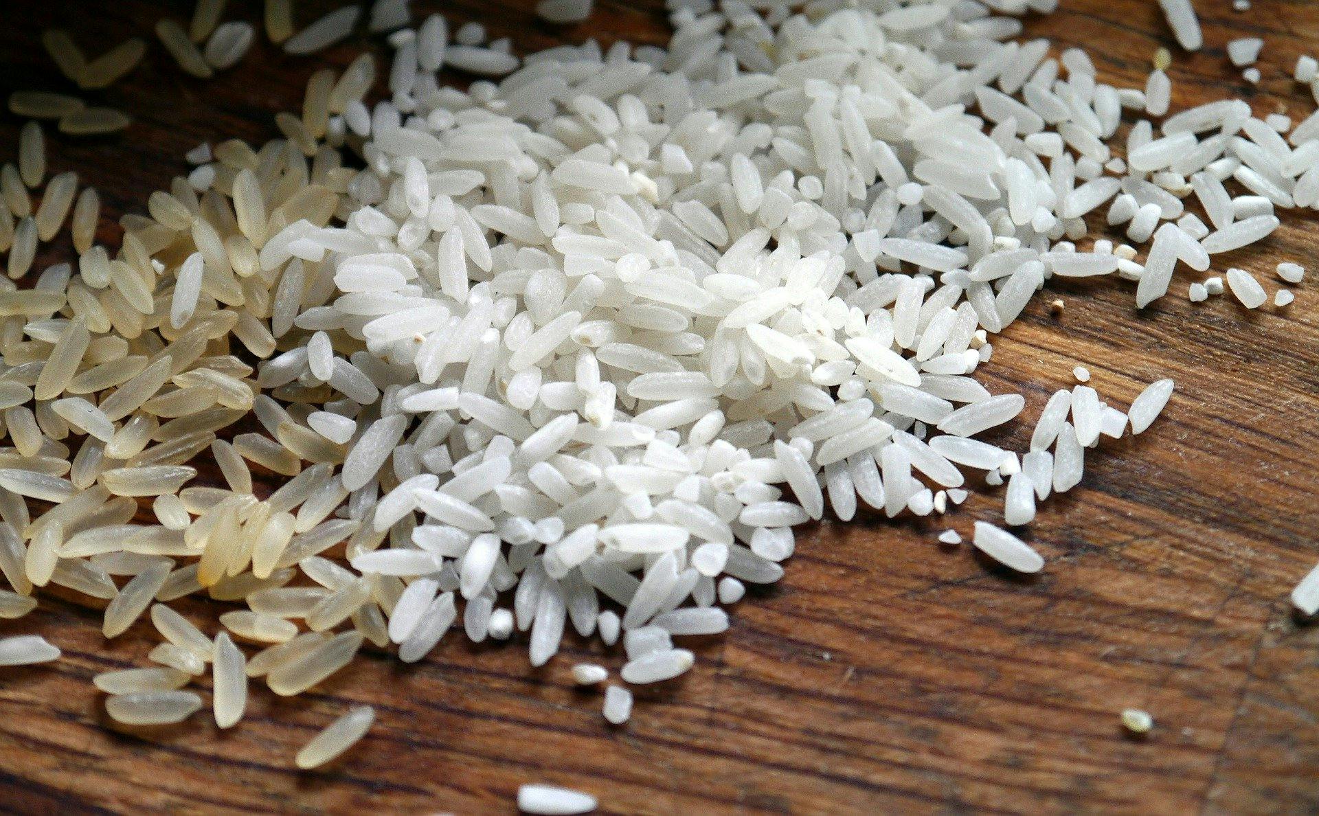 FARINE DE RIZ La farine de riz est faite de riz cru moulu 