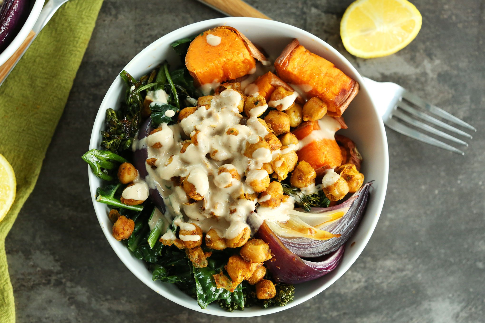 "Buddha Bowl" d'hiver aux patates douces rôties, poischiches et sauce