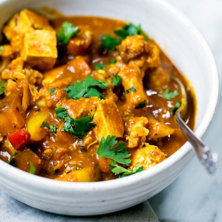 Curry végétarien de tofu à la noix de coco et aux noix de cajou