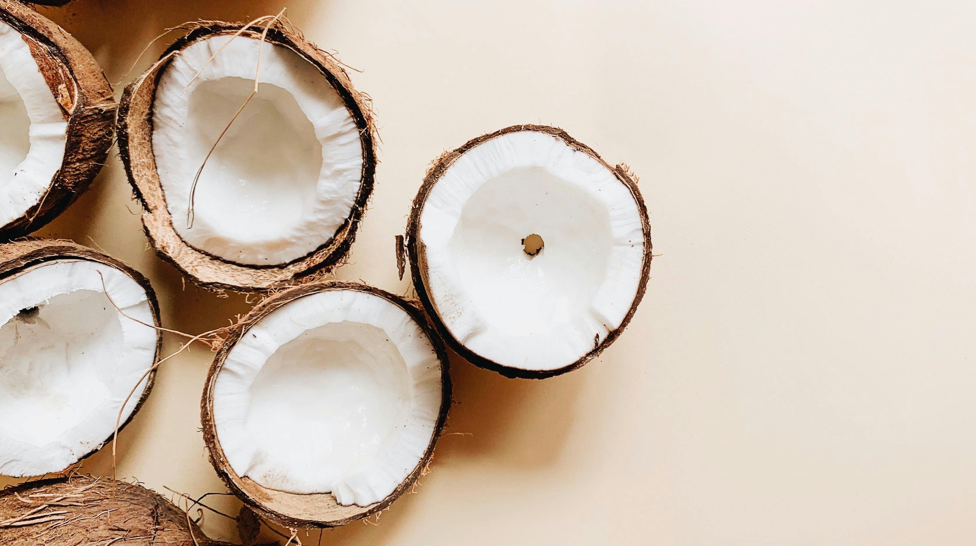 L'huile de coco sur le visage : bienfaits, risques, ce qu'il faut savoir