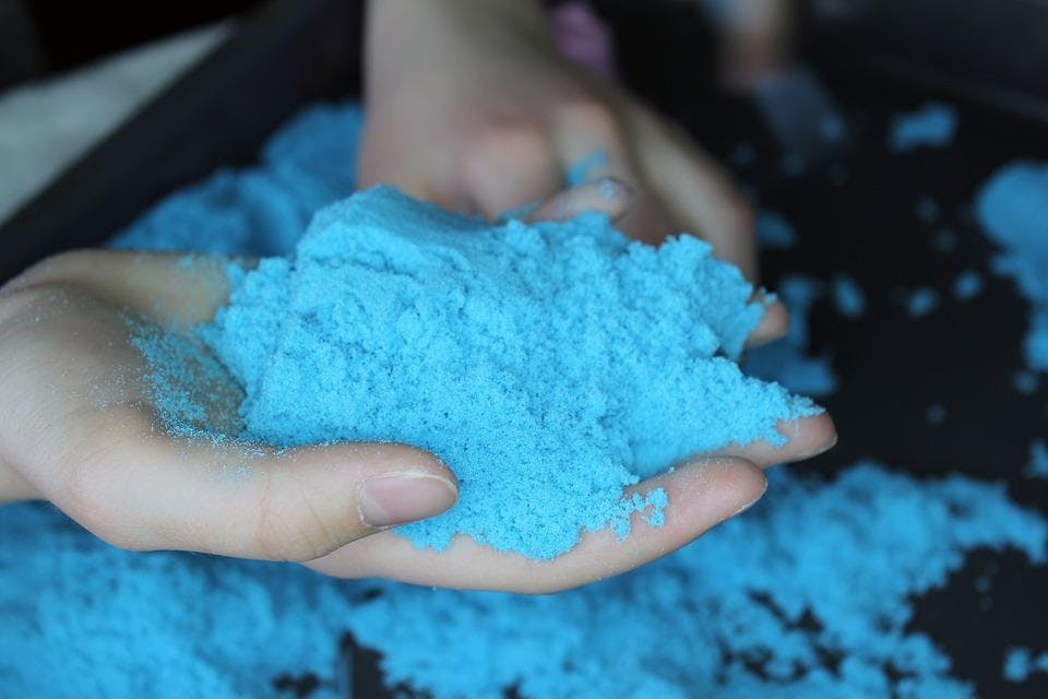 Comment préparer du sable magique fait maison ? Expertise des recettes 