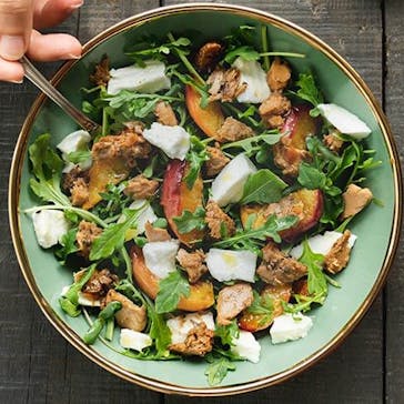Salad with grilled peaches and crumbled tuna
