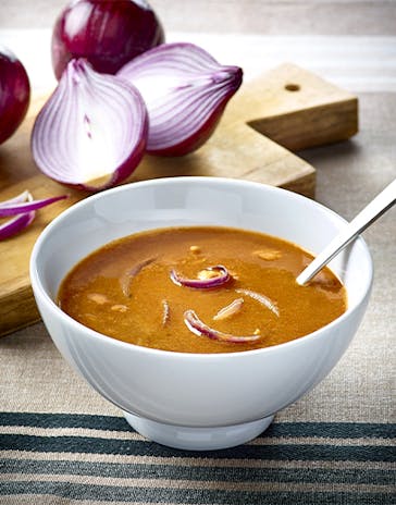 Fisherman’s soup with red onions
