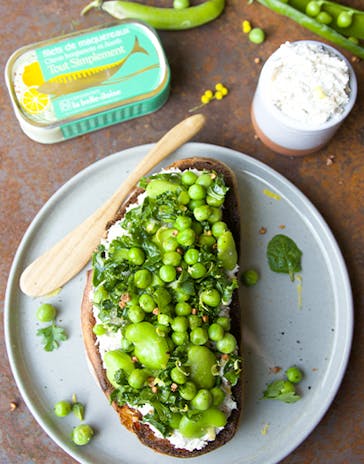 Tartine à la rillette de maquereaux, ricotta, petits pois et fèves
