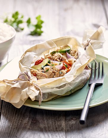 Tuna and garlic in parchment paper