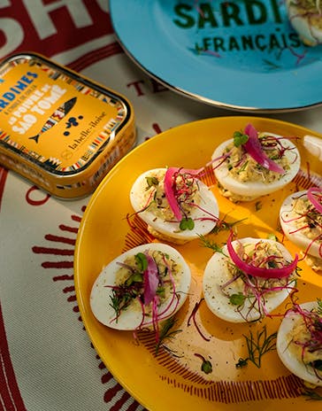 Eggs with Sao Tomé sardines, mimosa style
