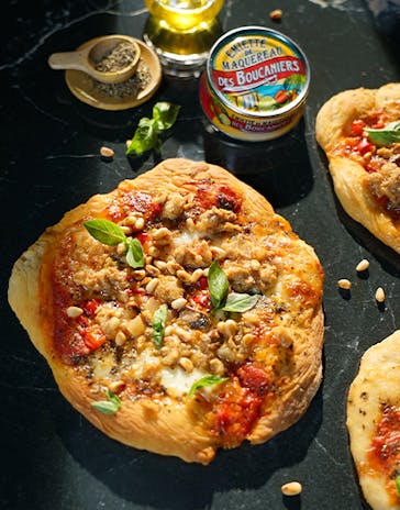 Pizza with Boucaniers mackerel flakes
