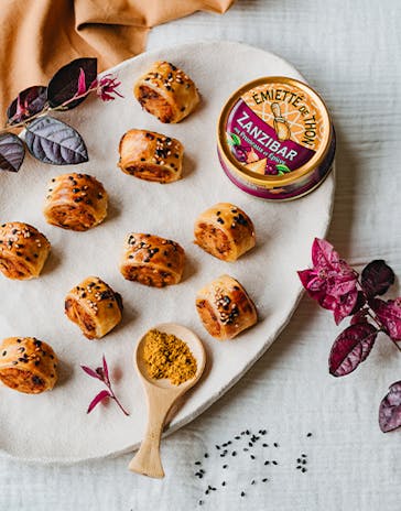 Crumbled puff pastries for an aperitif