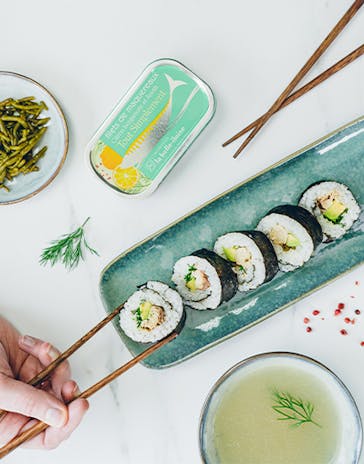 Mackerel, bergamot lemon and dill makis