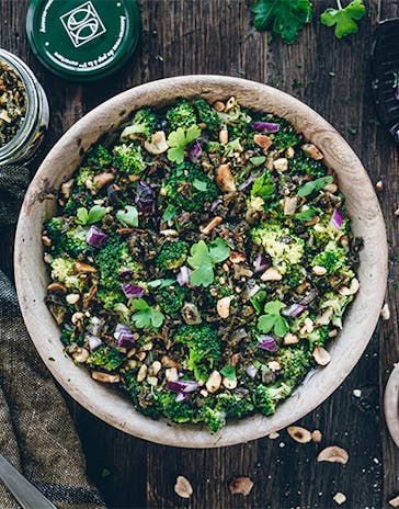 Brocolis grillés au tartare aux algues et aux cacahuètes
