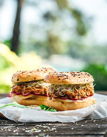 Bagels à la fine ratatouille au thon fumé et comté
