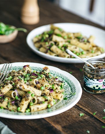 Italian pasta with seaweed tartar
