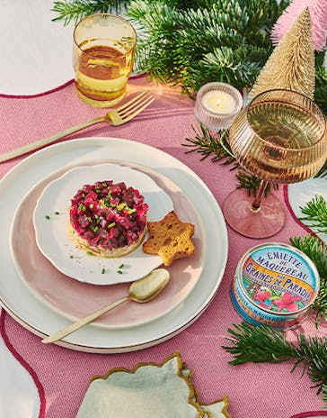 Beetroot tartar with mackerel and seeds of paradise