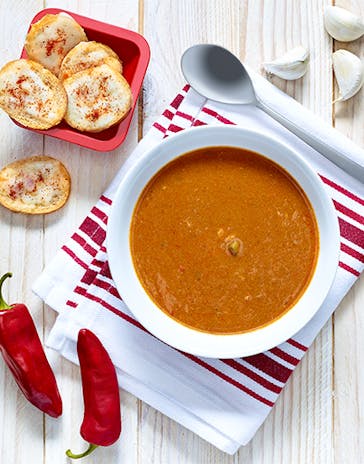 Soupe de thon à la basquaise aux croûtons à l'ail
