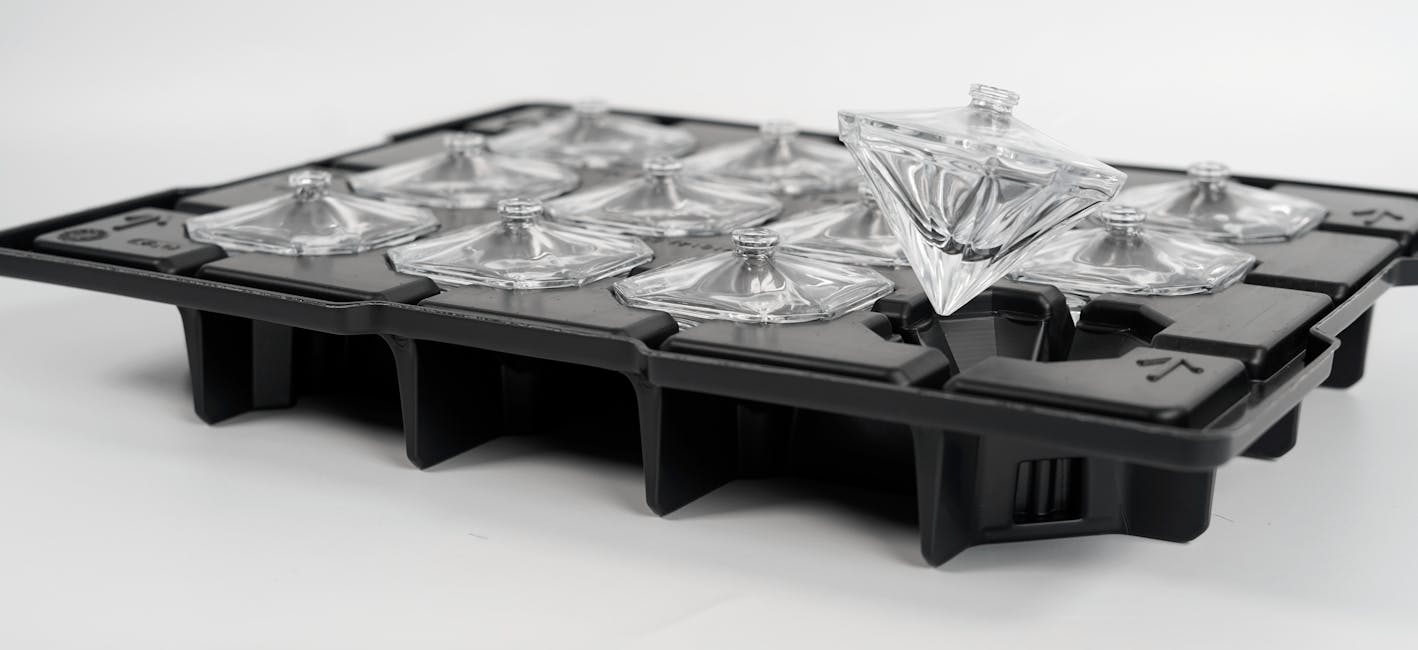 plateau de conditionnement en plastique thermoformé pour flacons de parfums en verre	