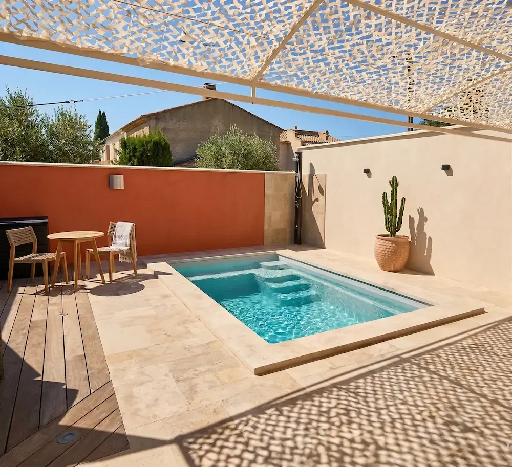 Modèle Sky 4 dans un patio aux murs terracotta et beige, pergola tendue et cactus en pot, terrasse en travertin