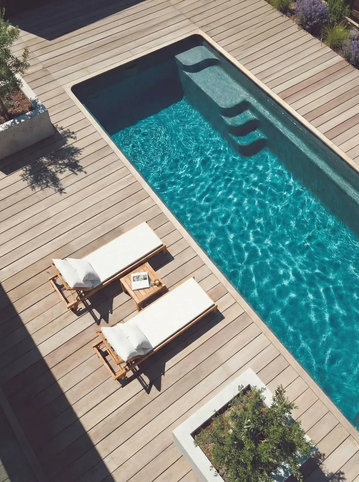 Vue aérienne du modèle Swim 6 à Sanary, deck en bois, banquette d'escalier et transats teck