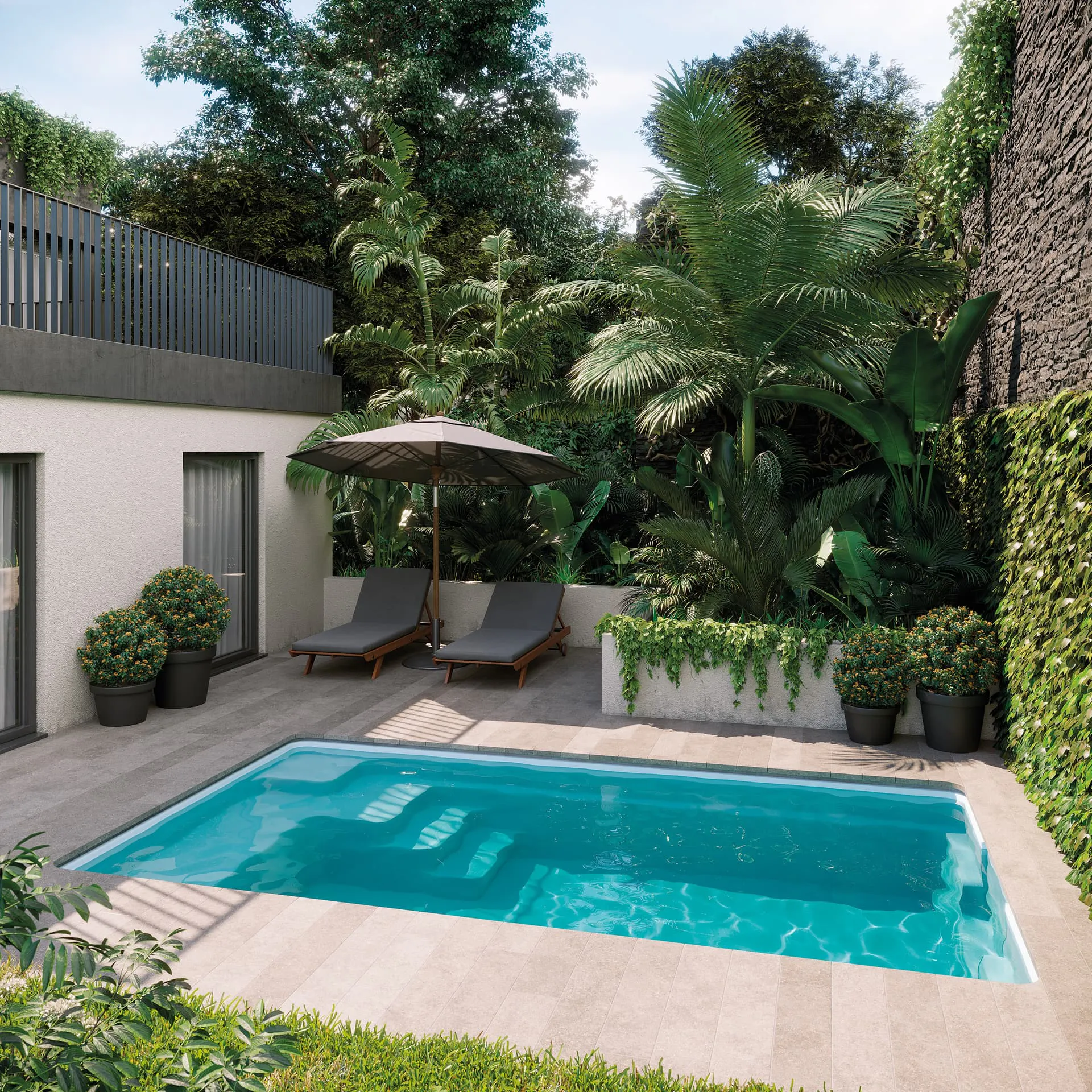 Modèle Sky 4 dans un patio paysager avec mur végétal, transats et palmiers, ambiance tropicale