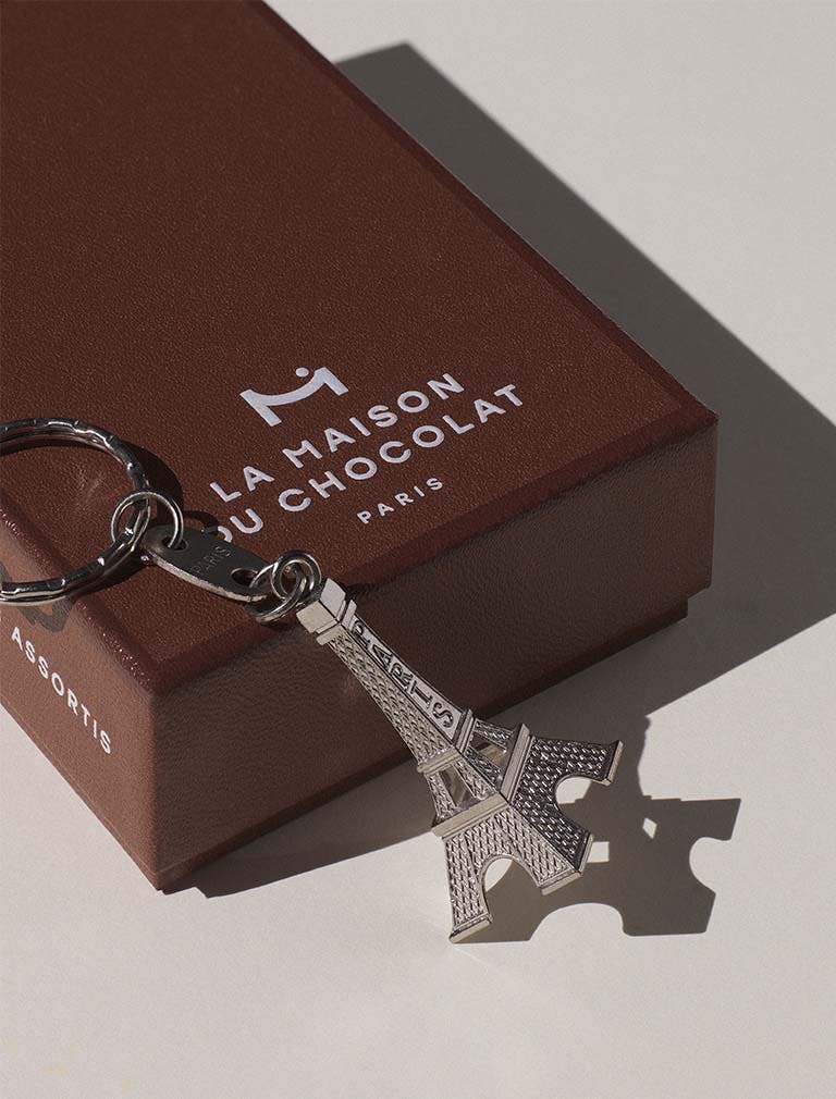 Mise en scène d'un coffret La Maison du Chocolat avec une tour Eiffel