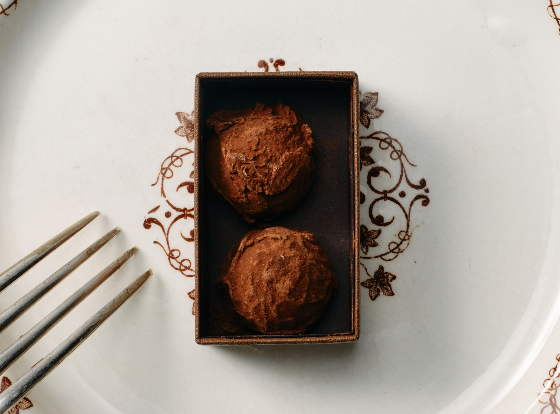LA MAISON DU CHOCOLAT アタンション16粒入 アタンション ギフトボックス - 洗練されたチョコレートセレクション