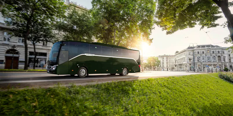 Setra Comfort Class á ferðinni, græn á lit