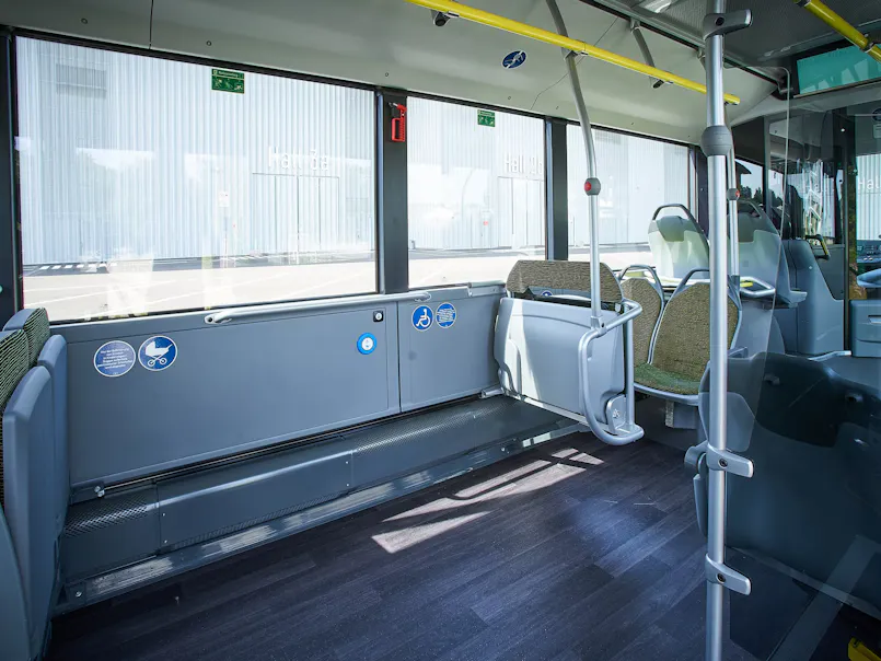 Mercedes-Benz eCitaro innanrými, aðstaða fyrir hjólastóla og vagna