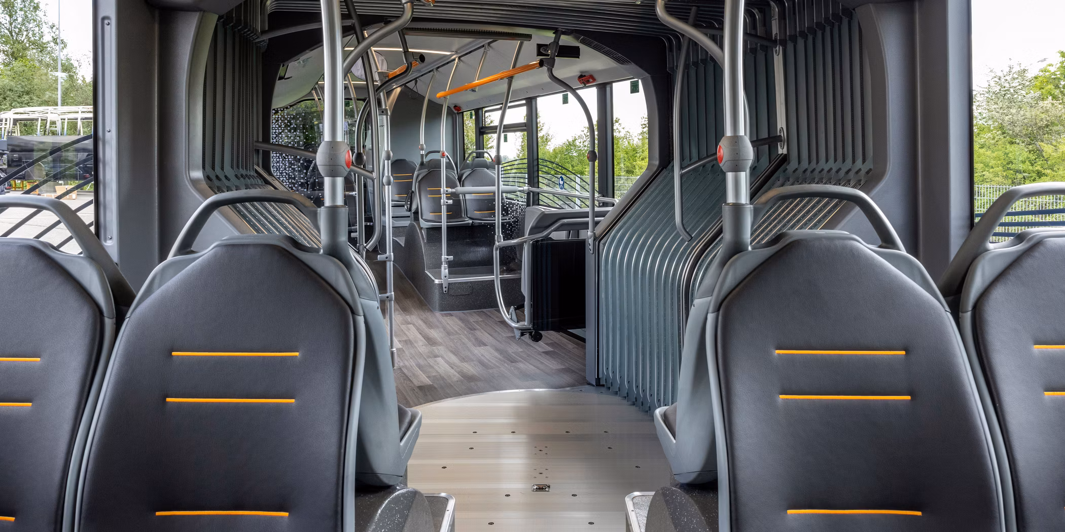 Mercedes-Benz eCitaro innanrými sætisaðsaða, lengri vagn