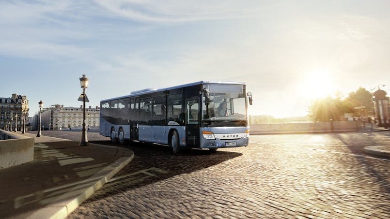 Setra hópferðabíll blár | á ferðinni