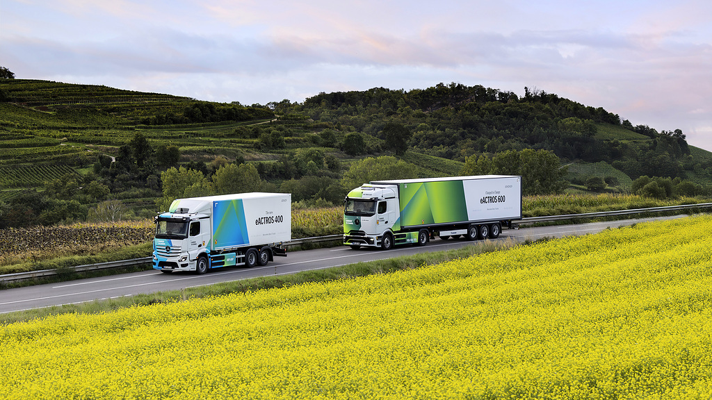 eActros 400 mættur til leiks. Kassabílar og nettari bílar fyrir trailera.