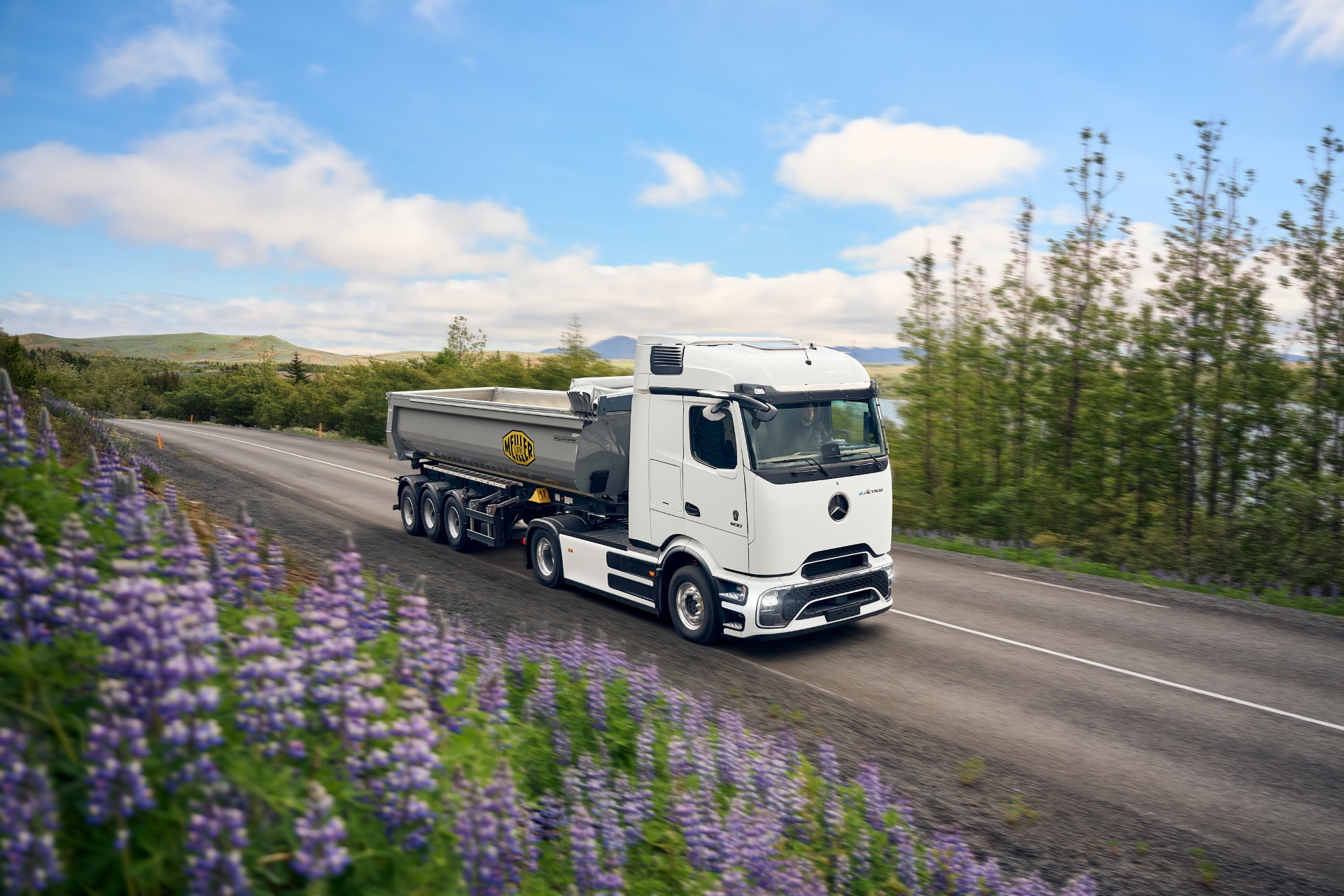 eActros 600 vörubíll á ferð í íslensku landslagi