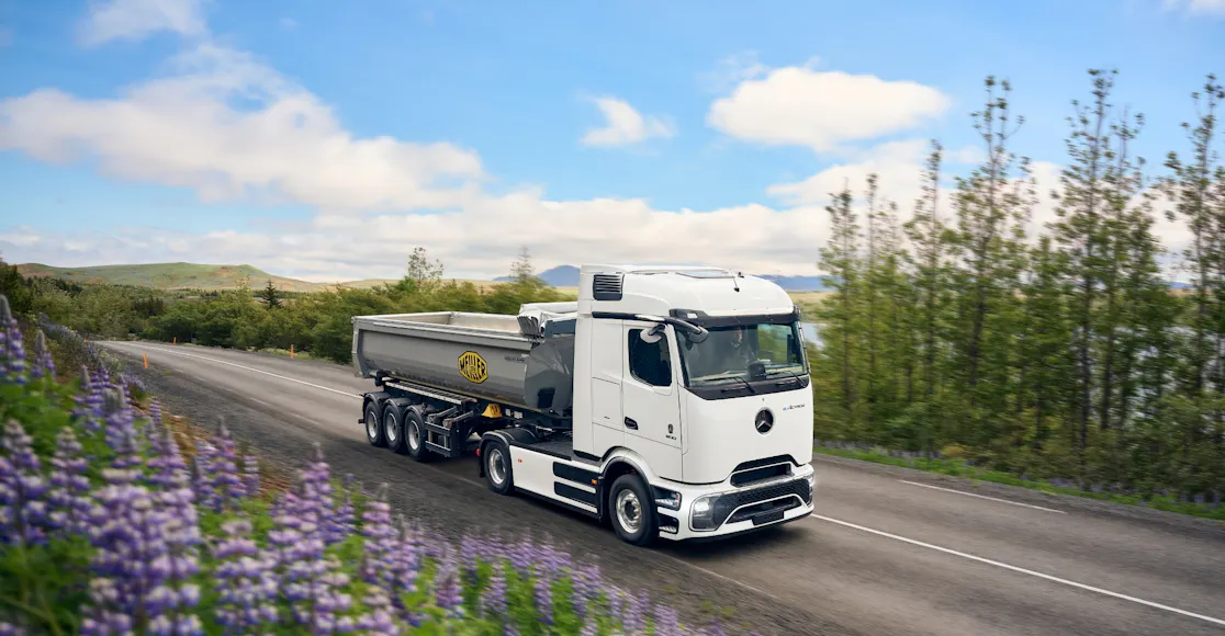 eActros 600 vörubíll á ferð í íslensku landslagi