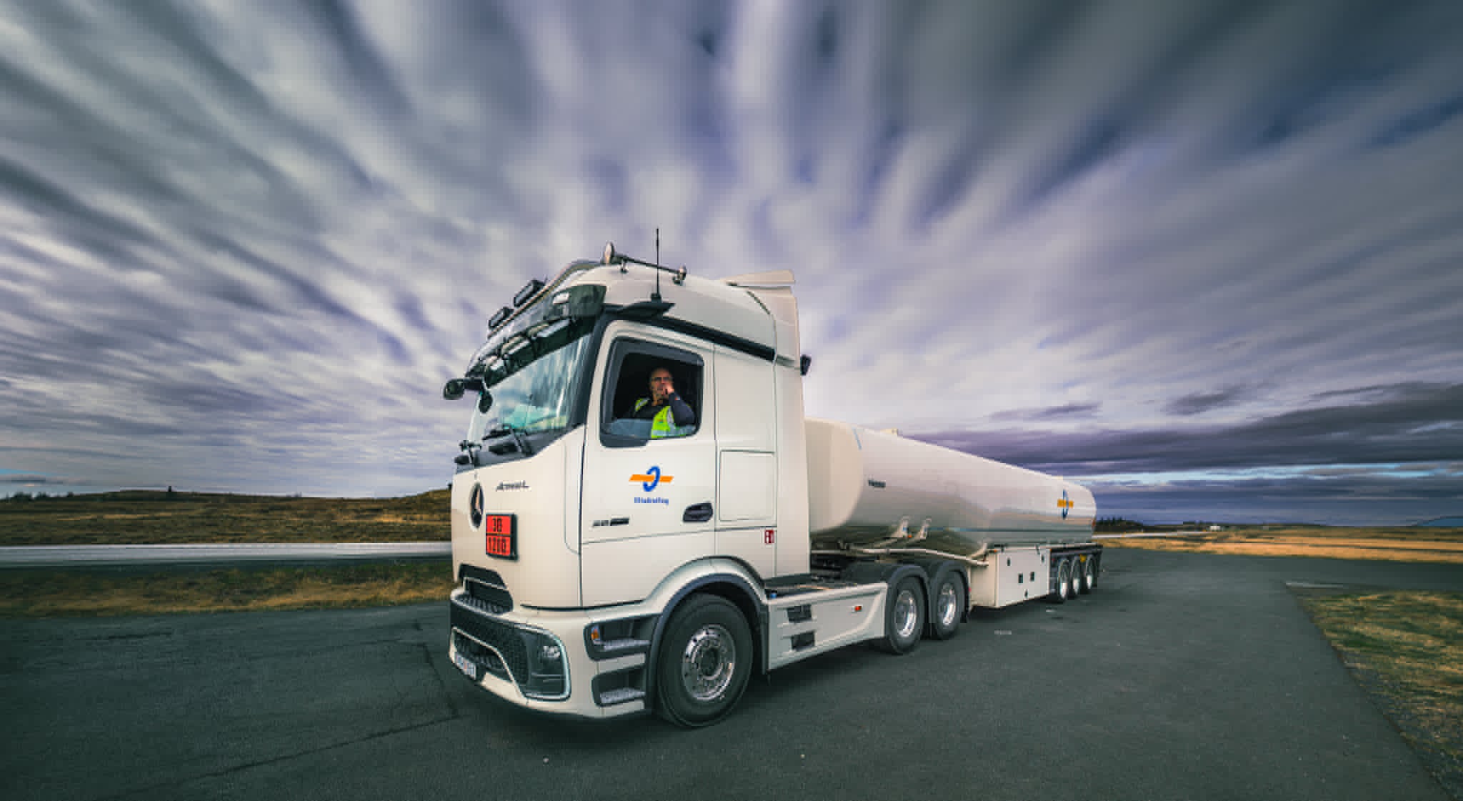 Olíudreifing fær afhentan Mercedes-Benz Actros dráttarbíl