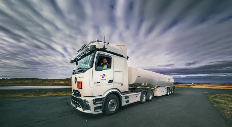 Olíudreifing fær afhentan Mercedes-Benz Actros dráttarbíl
