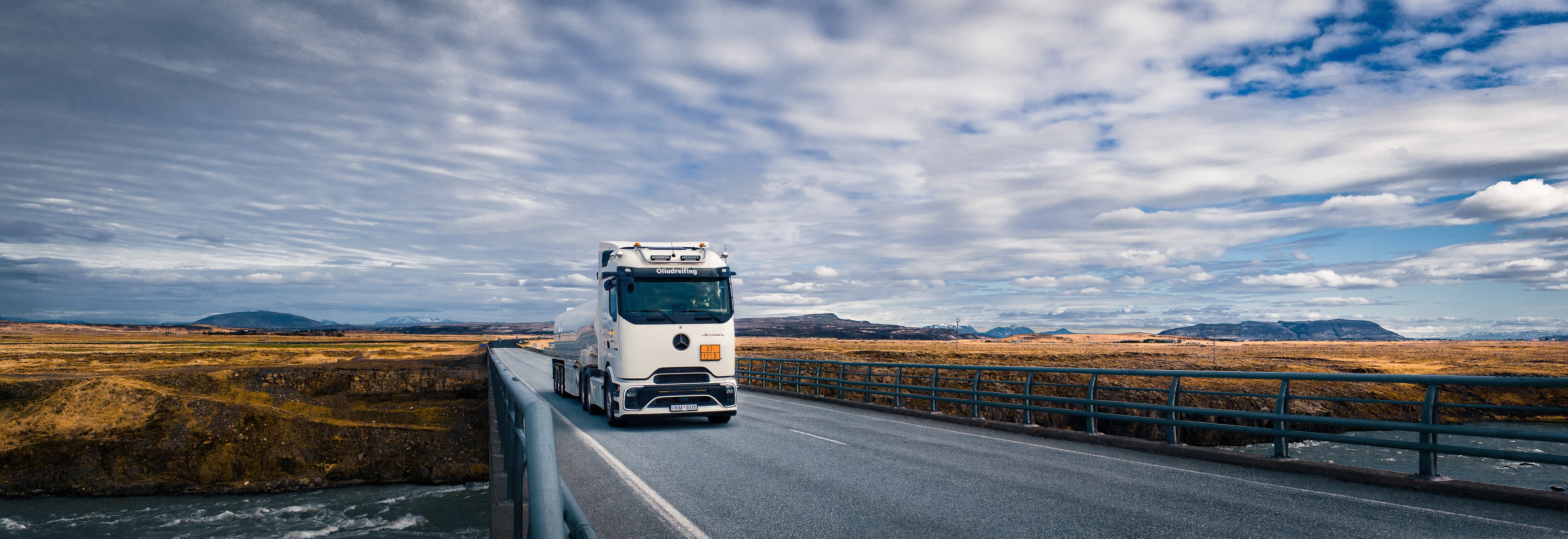 Olíudreifing fær afhentan Mercedes-Benz Actros dráttarbíl - á ferðinni