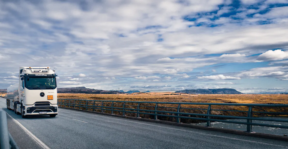 Olíudreifing fær afhentan Mercedes-Benz Actros dráttarbíl - á ferðinni