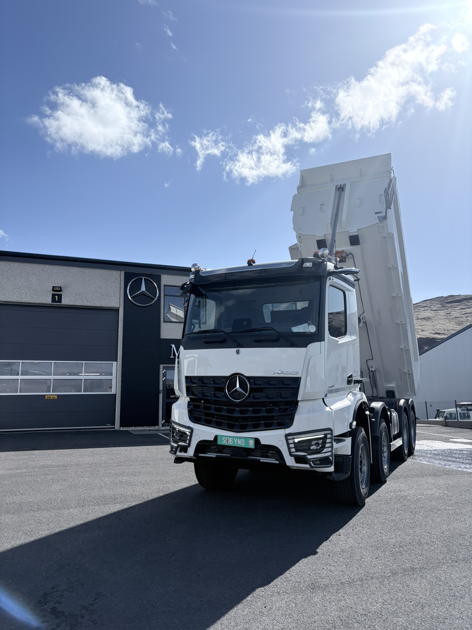 Mercedes-Benz Arocs 3451 að sturta úr vagn, séð að framan