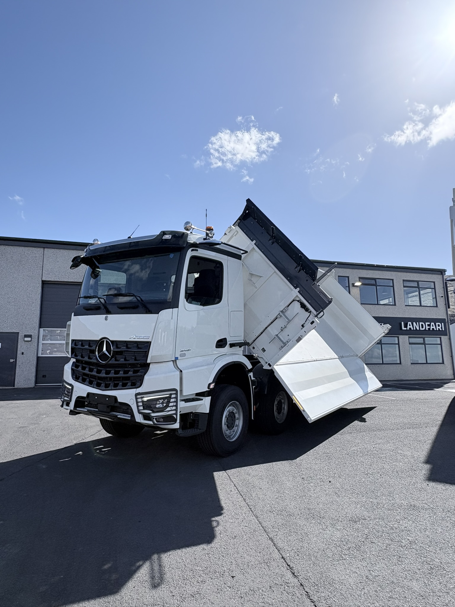 Mercedes-Benz Arocs 3451 að sturta úr vagn til hliðar, séð að framan og hlið