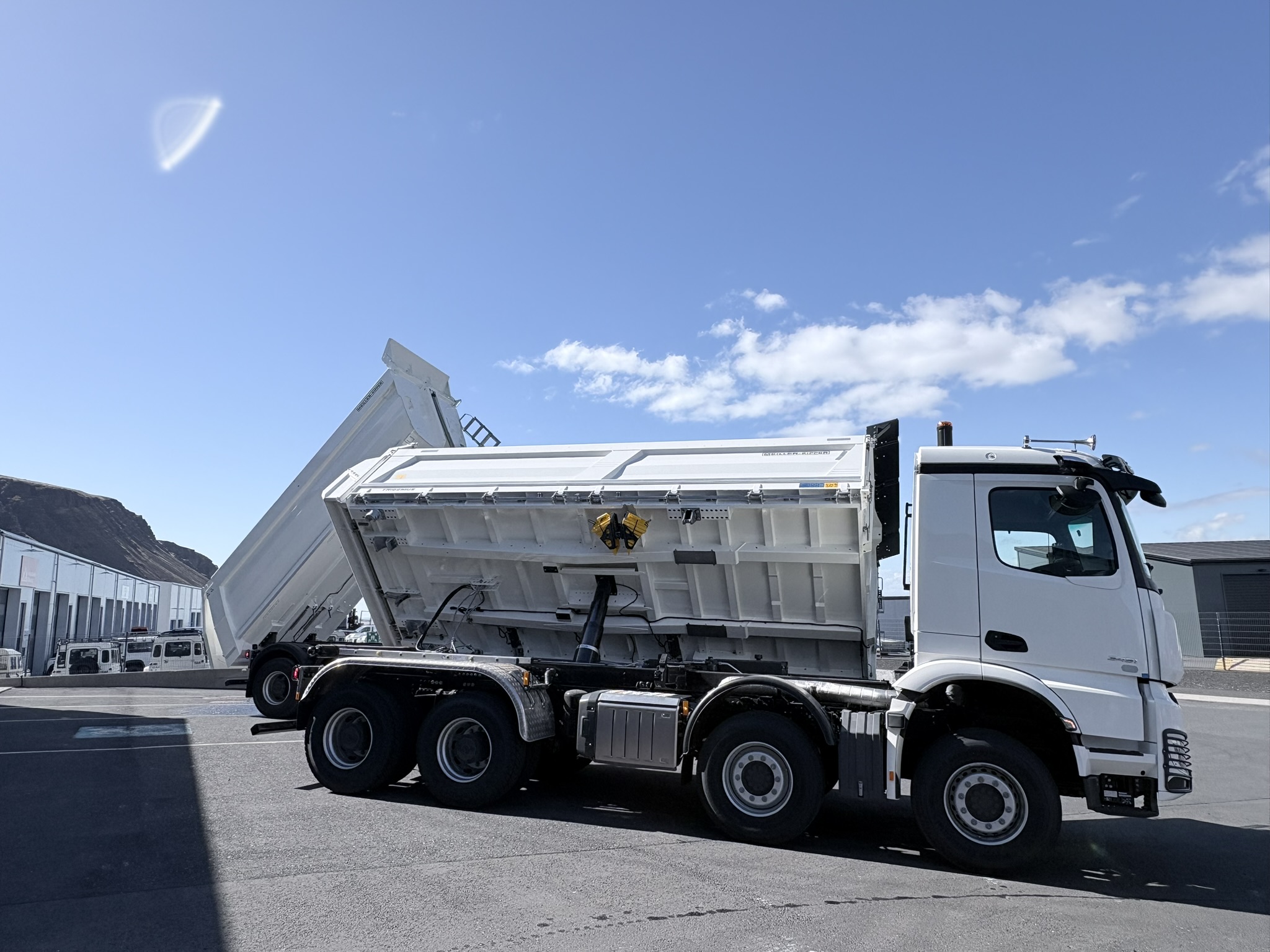 Mercedes-Benz Arocs 3451 að sturta úr vagn til hliðar, séð á hlið