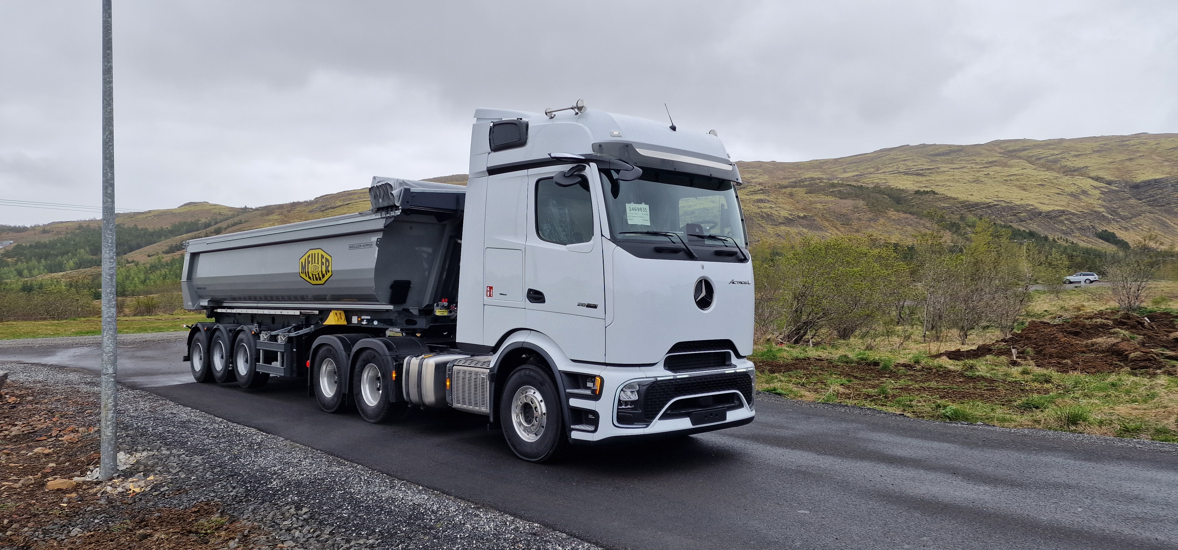 Mercedes-Benz Actros 2663 á ferðinni, séð á hlið