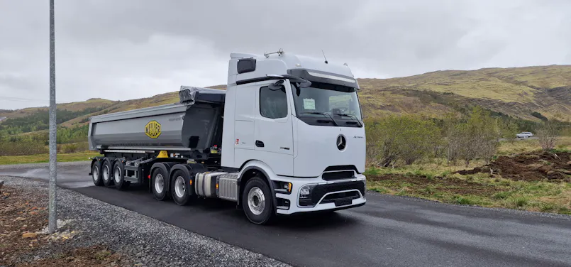 Mercedes-Benz Actros 2663 á ferðinni, séð á hlið